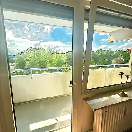 Panorama - 5 Einzelbetten, Kueche, Balkon, Parkplatz, Aufzug, Wlan * Göppingen