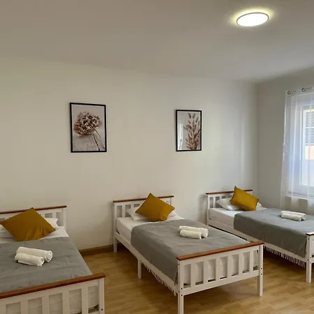 Panorama - 5 Einzelbetten, Kueche, Balkon, Parkplatz, Aufzug, Wlan * Göppingen
